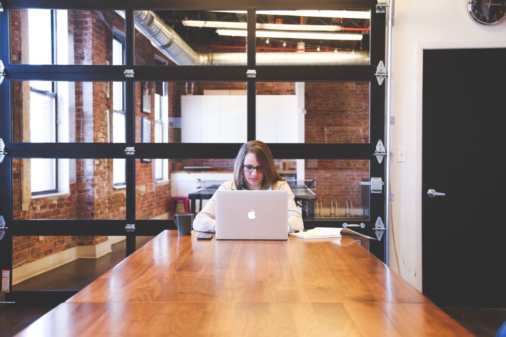 Czy będąc freelancerem, warto wynająć biuro?