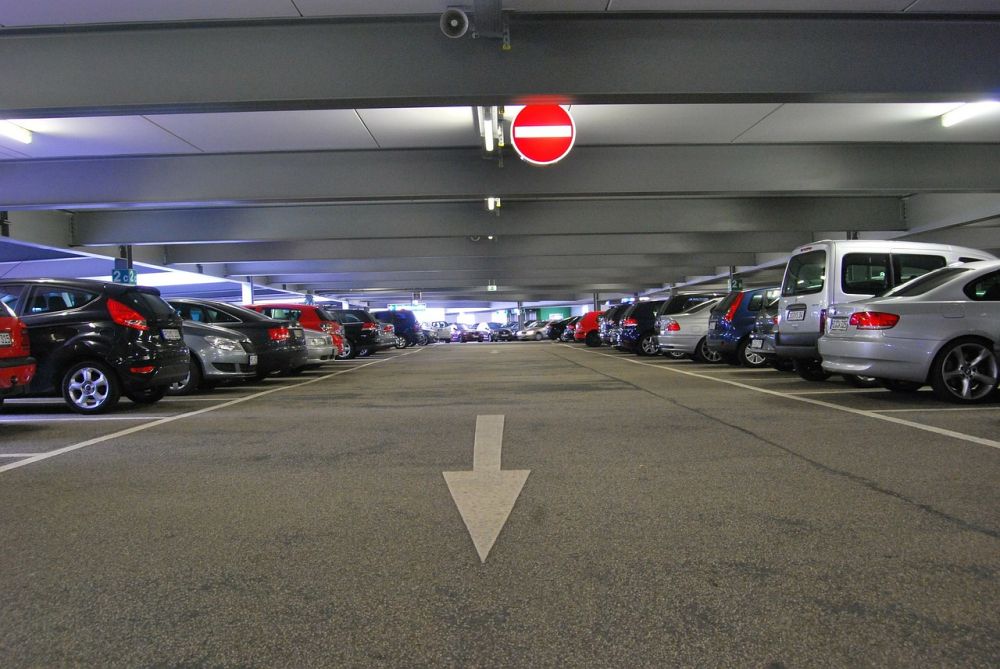 Szukasz biura z dużym parkingiem? Sprawdź co decyduje o wielkości parkingu w budynkach biurowych!